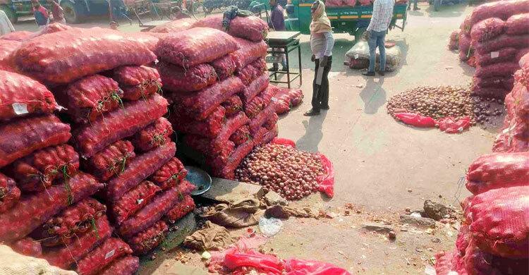 বাংলাদেশে রপ্তানি ‘বন্ধ’ দিল্লির বাজারে পচছে পেঁয়াজ, ২ রুপিতেও মিলছে না খদ্দের
